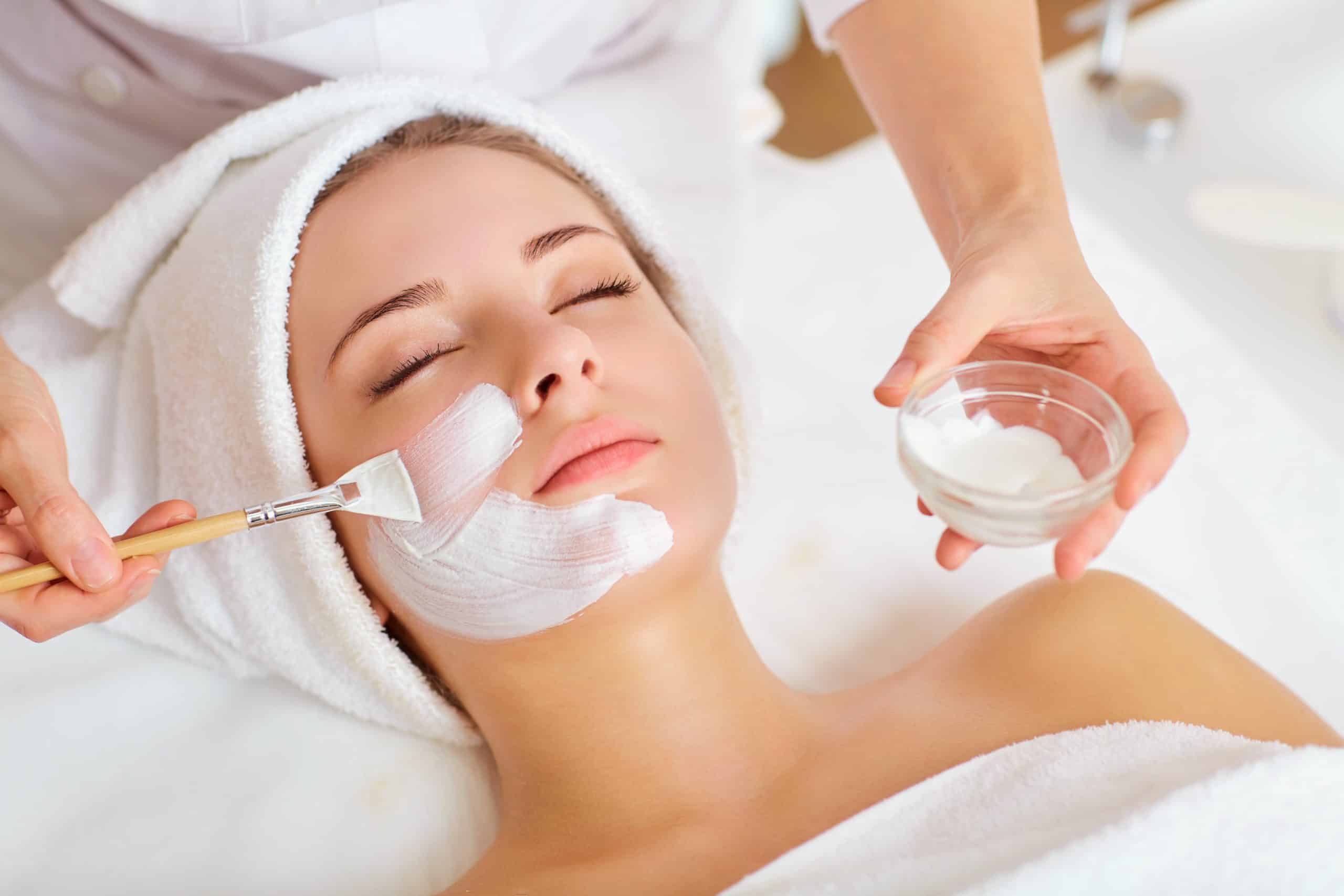 10-Things-To-Know-Before-Getting-Your-Facial-Waxing-scaled